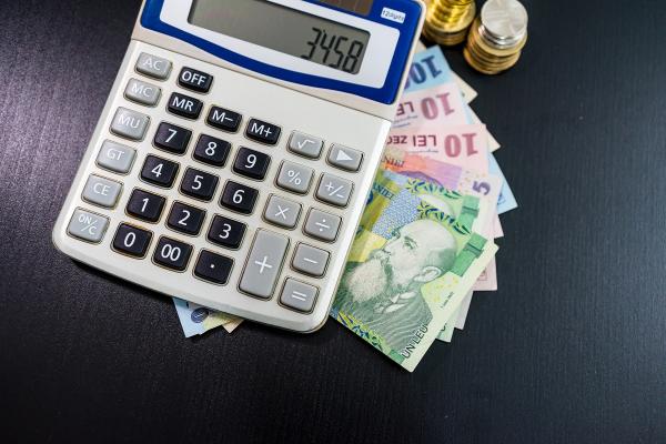Salarii tot mai mici de la o lună la alta. Câştigul salarial mediu net a ajuns în august la 3.933 lei, cu 42 de lei mai puţin faţă de luna precedentă