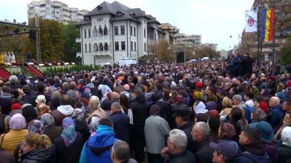 Record de pelerini la Iaşi, în ziua Hramului Sfintei Cuvioase Parascheva. Mihai Chirica: "Va fi greu de atins anii următori"