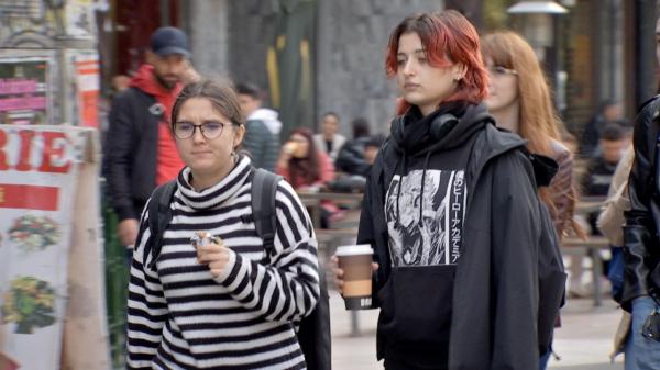 Chipsuri, ciocolată şi covrigi, mesele elevilor din România. Ce sfaturi dau medicii pentru a preveni obezitatea