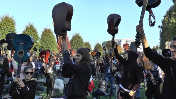 Peste 300 de chitarişti din toată ţara au venit la Cluj pentru a cânta piese folk. "Pune mâna pe chitară", a fost proiectul educațional din spatele concertului