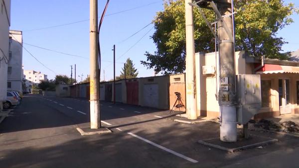 Râsu'-plânsu' în Făurei: Primarul a asfaltat o stradă, dar nu a mutat stâlpii de electricitate de pe fiecare sens: "Ăia sunt de 40 de ani acolo"