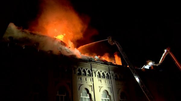 Podul Palatului Arhiepiscopal care a ars nu avea autorizaţie. Administraţia locală anunţă că nu vor fi daţi bani pentru refacerea imobilului