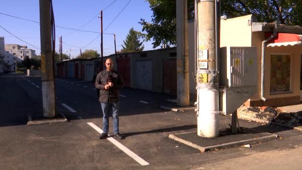 Doi stâlpi au fost lăsați fix în mijlocul unei străzi din Făurei, proaspăt asfaltată. Mulți dintre localnici spun că nu îi deranjează, că îi pot ocoli fără probleme