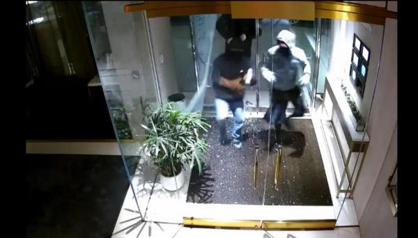Magazin de bijuterii din New York, devastat de trei hoți. Paguba este evaluată la 500.000 de dolari