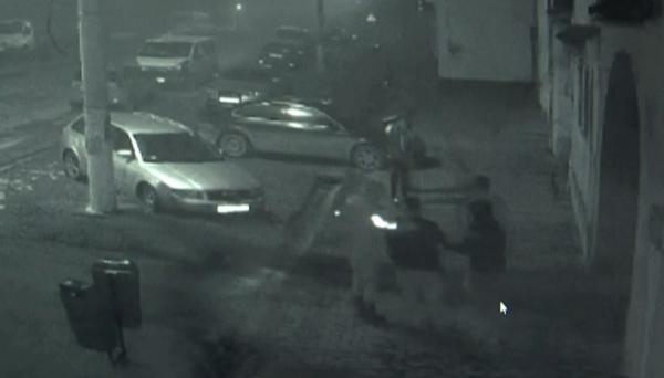 Bătaie cu furci și topoare între localnicii din Brașov, după ce le-a fost interzis accesul într-un bar. Printre scandalagii se află și un minor