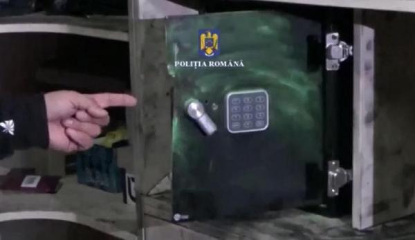 Un om de afaceri din Buzău a rămas fără 114.000 de euro cât timp era în vacanță. Fosta soție și noul ei iubit au tăiat seiful cu un flex