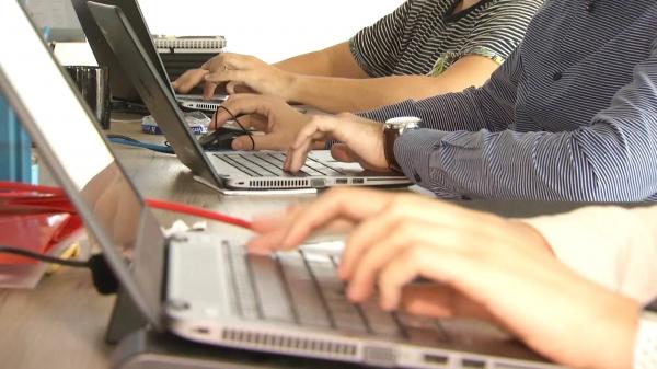 STUDIU: Anul 2022, cel puţin la fel de rău ca 2020. Războiul, stresul şi scumpirile determină oamenii să îşi caute joburi mai bine plătite