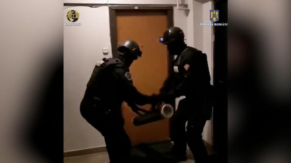 Milioane de lire sterline, "spălate" în România: banii erau aduşi în ţară cu autocarele. Percheziţii la 41 de locaţii din Bucureşti şi 5 judeţe