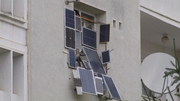 Un clujean şi-a montat 20 de panouri fotovoltaice la geamul apartamentului. Ce economie face cu ele la facturi