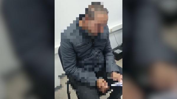 Cum a încercat un bărbat care nu ştia să-şi citească nici numele să obţină permisul auto: "Ai parcurs cele 25 de întrebări sau ai citit în diagonală?" / "Hmm, ce-mi zicea ăla în cască"