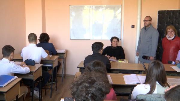 "Acum sunt magazii". Zeci de elevi din Galaţi învaţă în clase cât o debara. Foste duşuri ale unui cămin, transformate în săli de curs