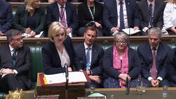 Liz Truss nu vrea să demisioneze de la șefia guvernului britanic, în ciuda criticilor colegilor și opoziției. Este cel mai nepopular premier din istorie