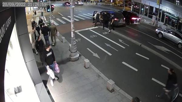 ”Bodyguardul lui Dumnezeu”, reţinut după ce a pălmuit un şofer în trafic, a băut şi mâncat fără să plătească şi a fugit dintr-o florărie cu un buchet de 5.000 de lei