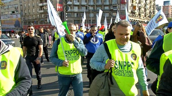 "Să rezolve cumva nebunia asta de preţuri!" Miting împotriva sărăciei la Bucureşti. Protestatarii au făcut tur de forţă pe la 4 ministere