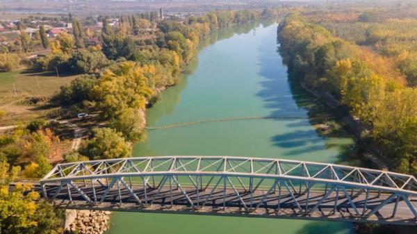 Unde a fost montată cea mai mare barieră pentru PET-uri din România. Are peste 1.000 de kilograme şi 100 de metri lungime