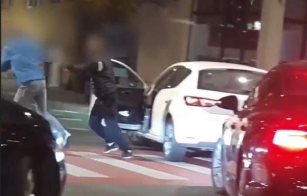 Bătaie în trafic, pe o stradă din Cluj. Un șofer și un pieton s-au luat la pumni, după ce ultimul ar fi traversat pe roșu