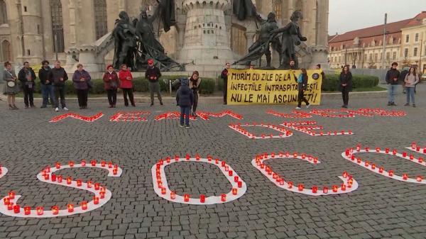 Zeci de oameni au protestat în tăcere în Cluj, în memoria nou-născuţilor decedaţi în maternitate, în urma unor infecţii suspecte