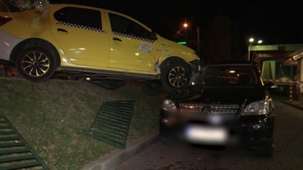 Accident în Suceava. Un taxi, aruncat pe plafonul unei mașini care aștepta la MC-drive: "Ne-am trezit cu domnul peste noi"