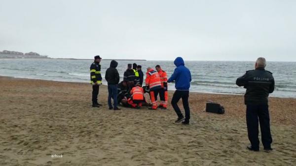 Cadavru găsit între stabilopozi, în zona portului Constanţa. Trupul ar aparţine unui turist dispărut în valuri, sub ochii soţiei, în urmă cu o lună