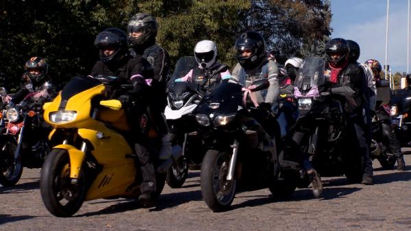 Sute de motocicliști, din mai multe județe, au turat motoarele pentru un scop nobil: Conştientizarea şi prevenirea cancerului de sân