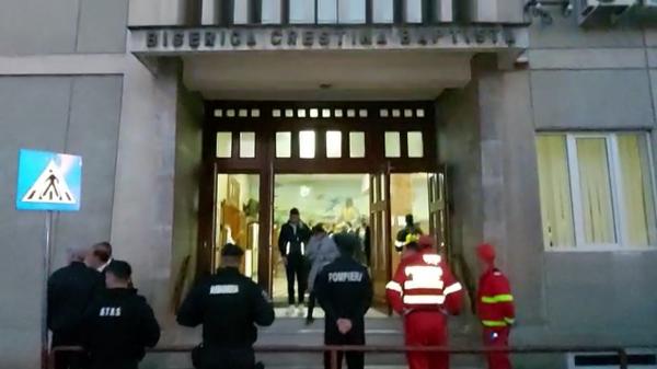Zeci de enoriaşi evacuaţi din biserică, după ce au simţit un miros puternic şi înţepător, la Timişoara. Primele ipoteze ale autorităţilor
