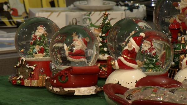 A sosit Crăciunul în magazinele din România. Ce decoraţiuni se poartă anul acesta