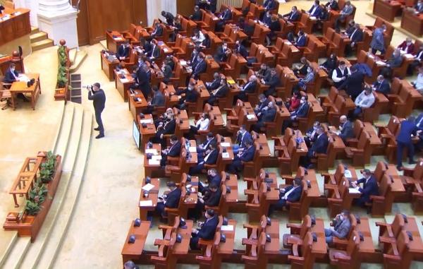 AUR vrea "oră de tradiţii" în programa școlară. Elevii, puși să învețe proverbe românești, arta țesutului și cum se cresc oile