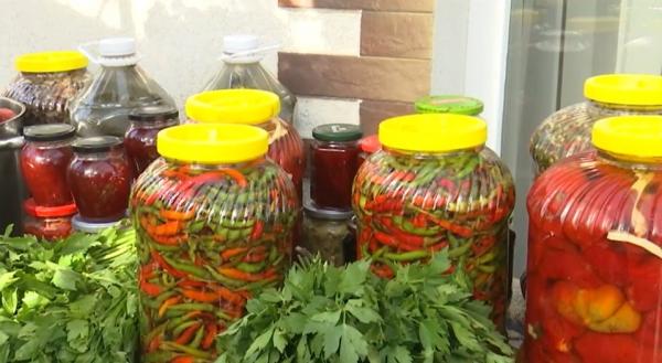 Românii nu renunţă la murături nici în criză. Cât a ajuns să coste un kilogram de gogonele: varza e cea mai ieftină