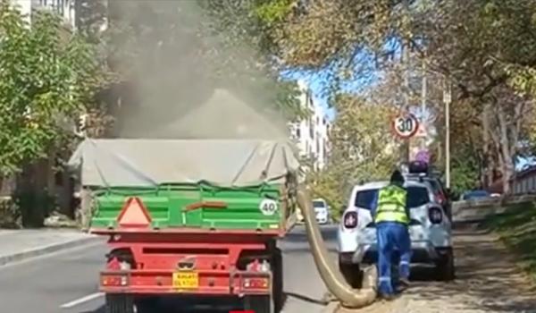 Firma de salubritate "campioană" la muncă inutilă. Aspiră praful şi frunzele pe o parte şi le dă afară pe cealaltă
