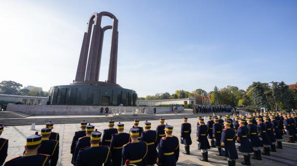 Ziua Armatei Române, încheiată cu retragerea cu torțe la București.  "Un moment solemn dedicat celor care nu mai sunt printre noi"