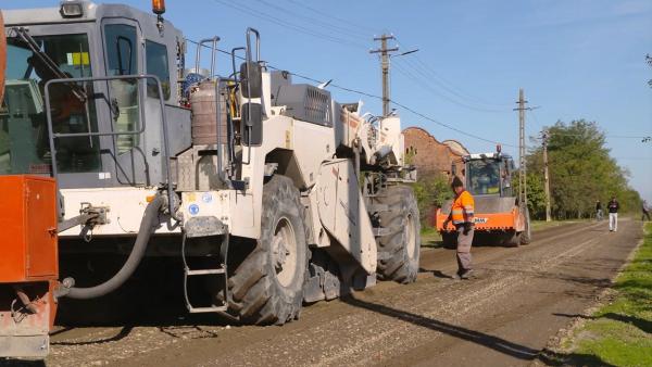Premieră în România: Drumuri reabilitate cu lignină. Materialul experimental este folosit la turnarea fundaţiei, într-o comună din Timiș
