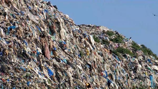 Bombă ecologică cu ceas în Maramureș din cauza munților de gunoaie care au invadat județul. Autoritățile au decretat stare de alertă și cer ajutorul de la București