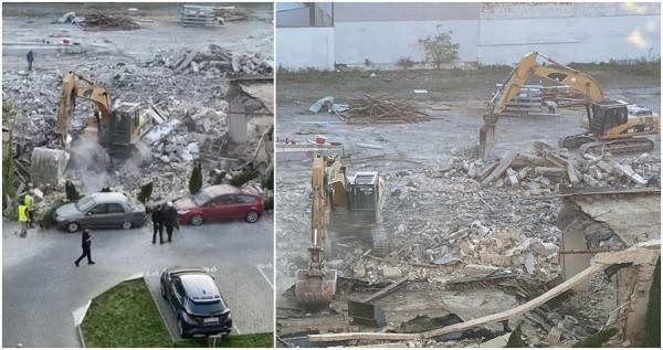 Un excavator a darâmat zidul unei case peste trei mașini, în Cluj-Napoca. Muncitorii nu au observat autoturismele parcate 