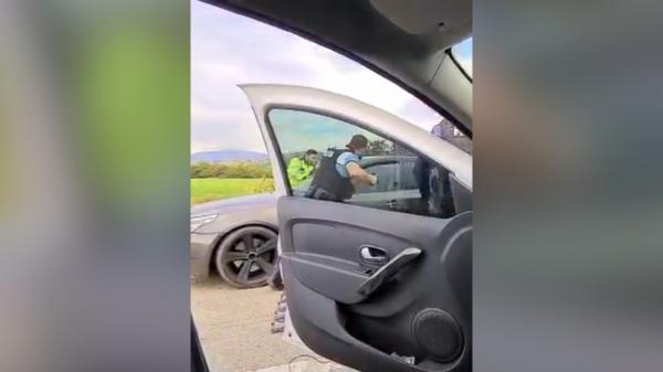 Un tânăr de 23 de ani, urmărit internaţional pentru trafic cu migranţi, a fost prins în judeţul Olt. Ce au găsit poliţiştii în maşina fugarului