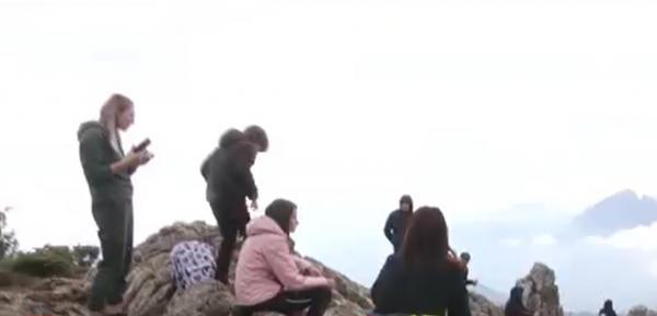 "A fost ziua soţiei. Am vrut să o aduc cât mai aproape de stele". Turiştii care s-au aventurat în Masivul Rarău, întâmpinaţi de peisaje de poveste