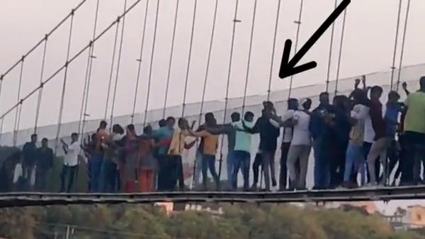 Filmul tragediei din India: Cum s-a prăbușit din senin podul pe care se aflau 400 de oameni