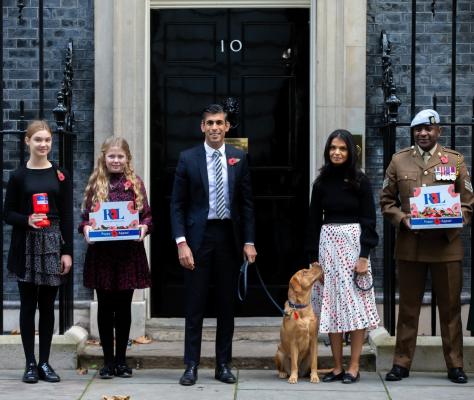 Nova, noul locatar din Downing Street. Câinele premierului Marii Britanii, vedeta unei strângeri de fonduri pentru veteranii armatei