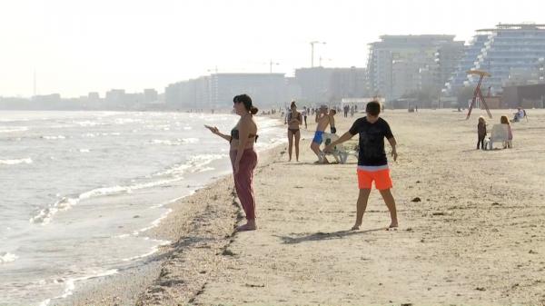 Pe litoral temperatura resimțită a fost de 27 de grade Celsius. Curajoșii au făcut și o baie în Marea Neagră