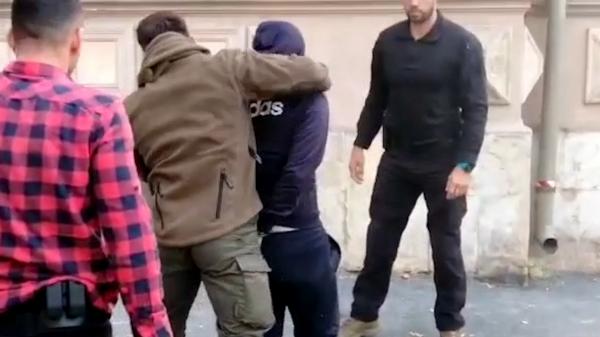 Individul care a semănat panică în centrul Capitalei, lăsat în libertate. "O oră s-a plimbat cu cuţitul în mână, aşa, la vedere"