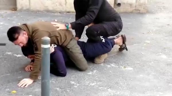 Ameninţări în faţa MAI. Un bărbat a speriat trecătorii cu un cuţit