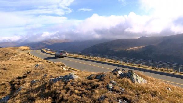 Spectacol de culori pe Transalpina și Transfăgărășan. Deși drumurile trebuiau închise potrivit legii, drumarii au permis accesul turiștilor