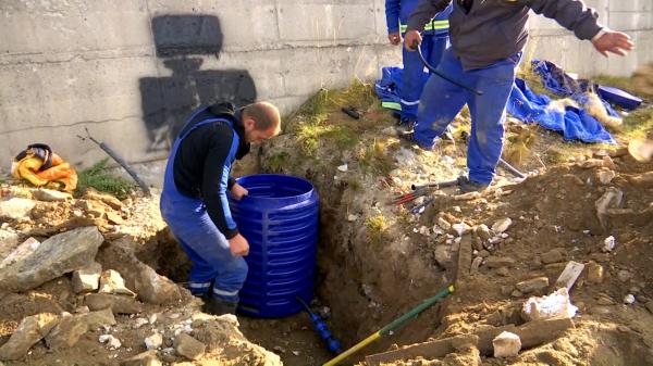 Sute de case și pensiuni din Rânca, racordate ilegal la apă. Operatorul a început să instaleze apometre și să-i debranșeze pe cei care consumă fără să plătească