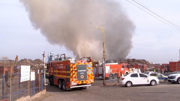 Incendiul de la centrul de reciclare din Chitila, un dezastru cu repetiţie. În urmă cu 2 luni, flăcările au pornit în acelaşi loc