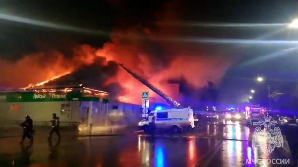 Incendiu puternic într-un club de noapte din Rusia. 13 persoane şi-au pierdut viaţa; alte 250 au fost evacuate înainte ca flăcările să se extindă