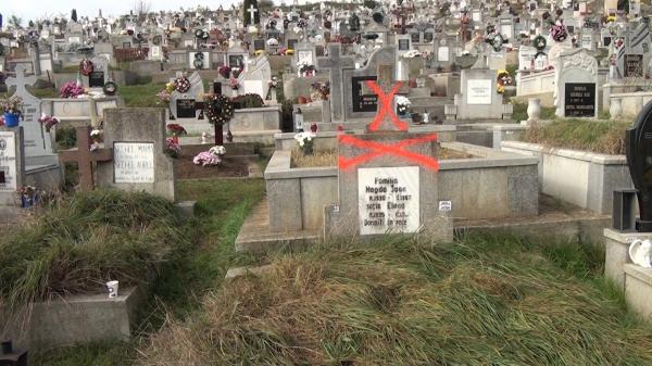 Morminte marcate cu roşu în Alba, dacă nu a fost plătită taxa de 165 de lei. Reacţiile rudelor când au văzut situaţia