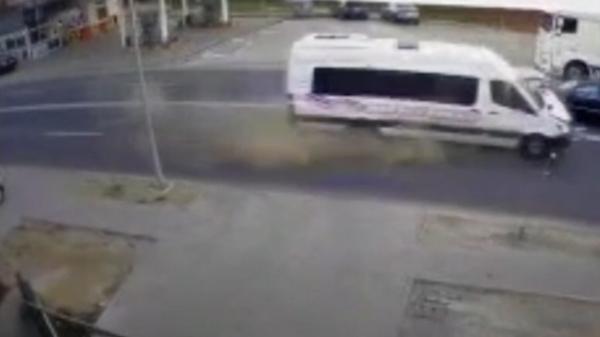 Accident grav la intrarea în Făgăraș. O cameră de supraveghere a surprins momentul în care s-au lovit un microbuz și două autoturisme