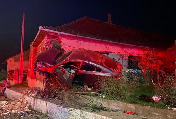 O mașină s-a înfipt într-o casă la Rătești, în Satu Mare. A trecut prin zid, a dărâmat mare parte din el și a rămas suspendată în perete