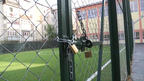 Investiţie de 43.000 de euro pentru un teren de sport impracticabil. Montarea nocturnei este întârziată, elevii sunt nevoiţi să facă orele în sală