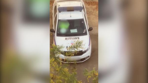 Un poliţist din Galaţi, surprins în ipostaze indecente în maşina de serviciu