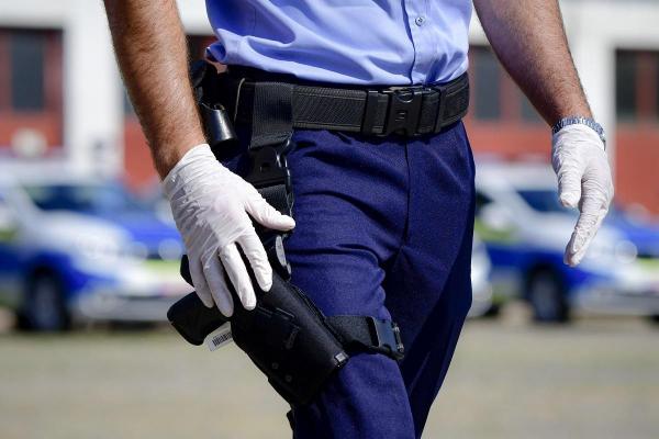 Un poliţist ghinionist de la Secţia 12 a rămas fără încărcător cu tot cu cele 15 gloanţe. Era în prima lui zi de muncă